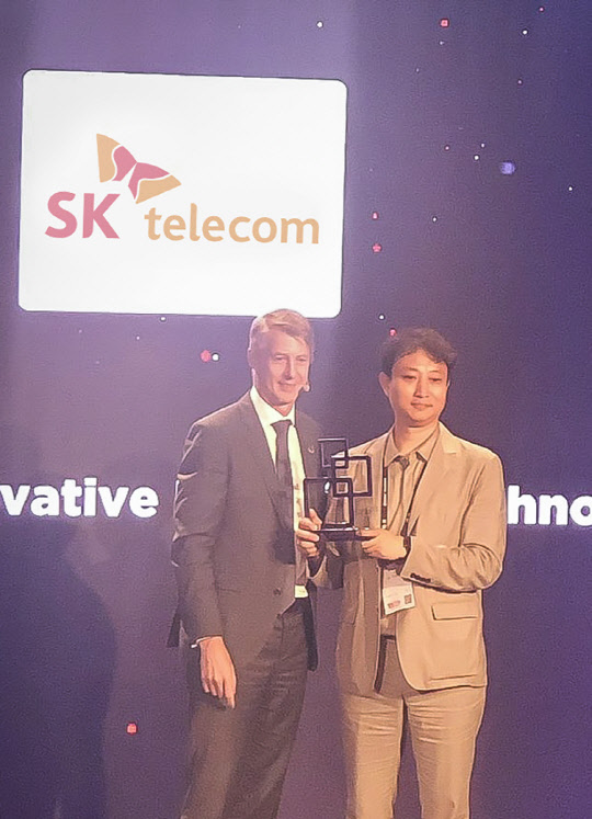 조현덕 SK텔레콤 MNO서비스 Media Cell 리더가 MWC 19 Asia Mobile Awards에서 '최고 모바일 기술 혁신상' 트로피를 전달받고 있다.  SK텔레콤 제공